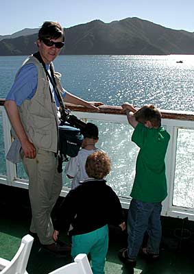 Gabi mit Kids auf der Faehre